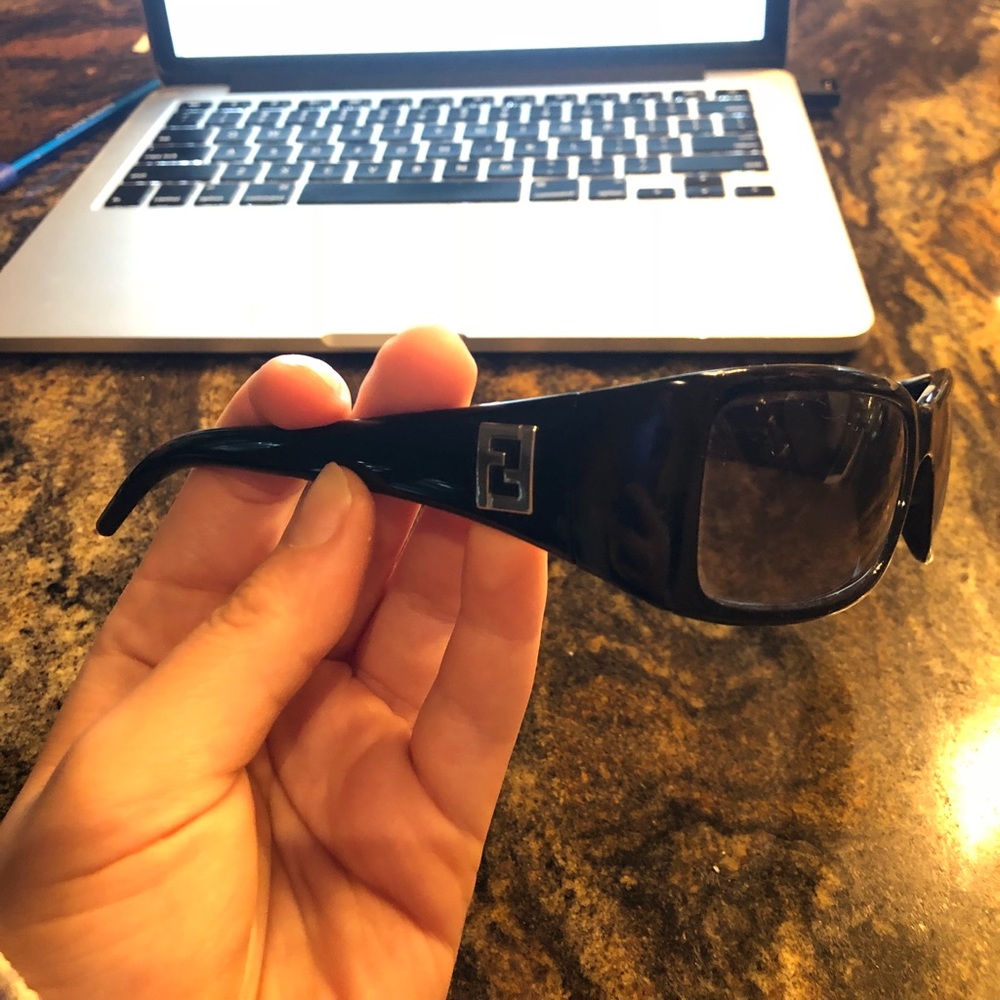 FENDI sleek back logo size sunglasses fs5078